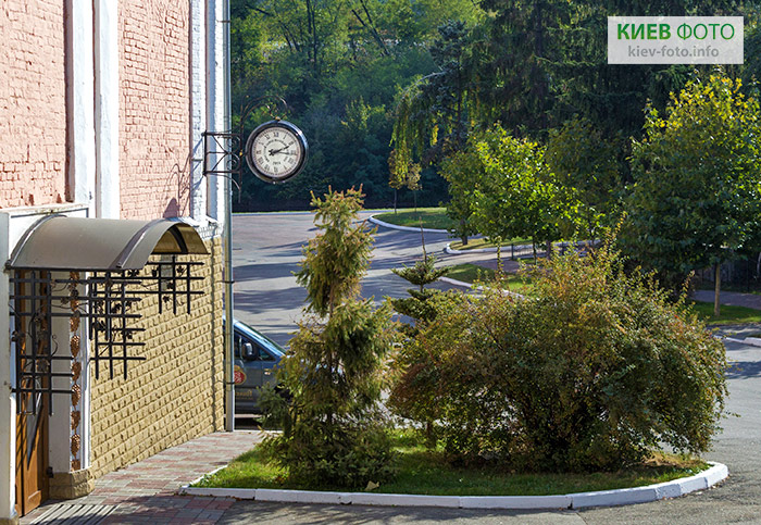 Часы на территории Киевского завода шампанских вин