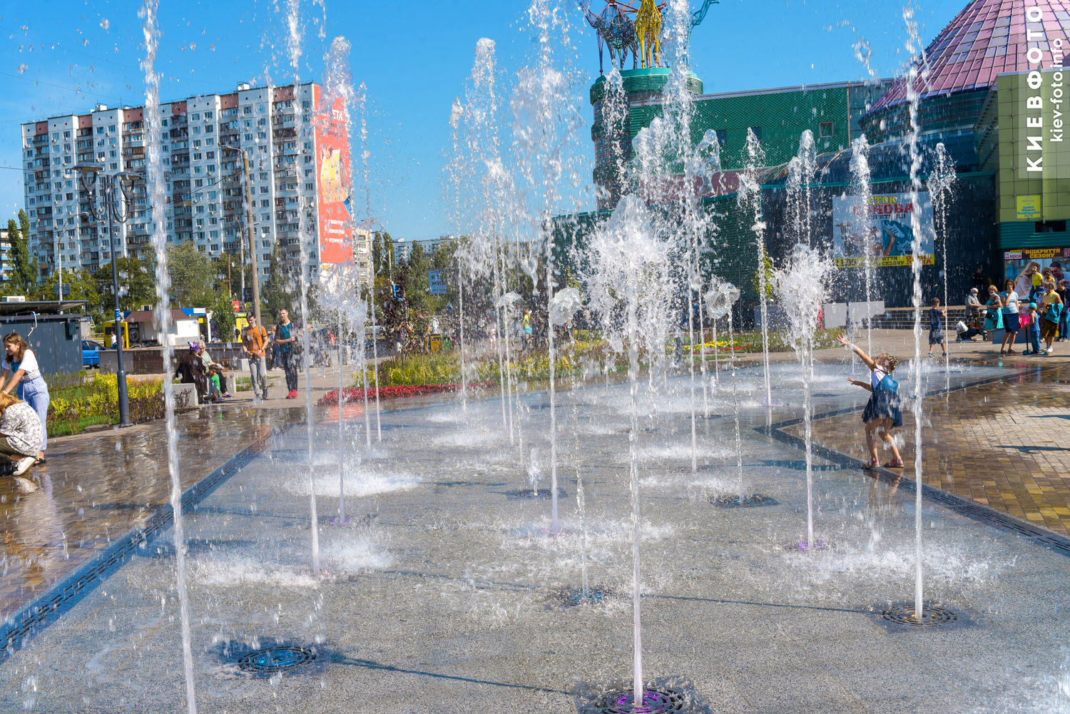 Светомузыкальный фонтан возле станции метро «Оболонь»