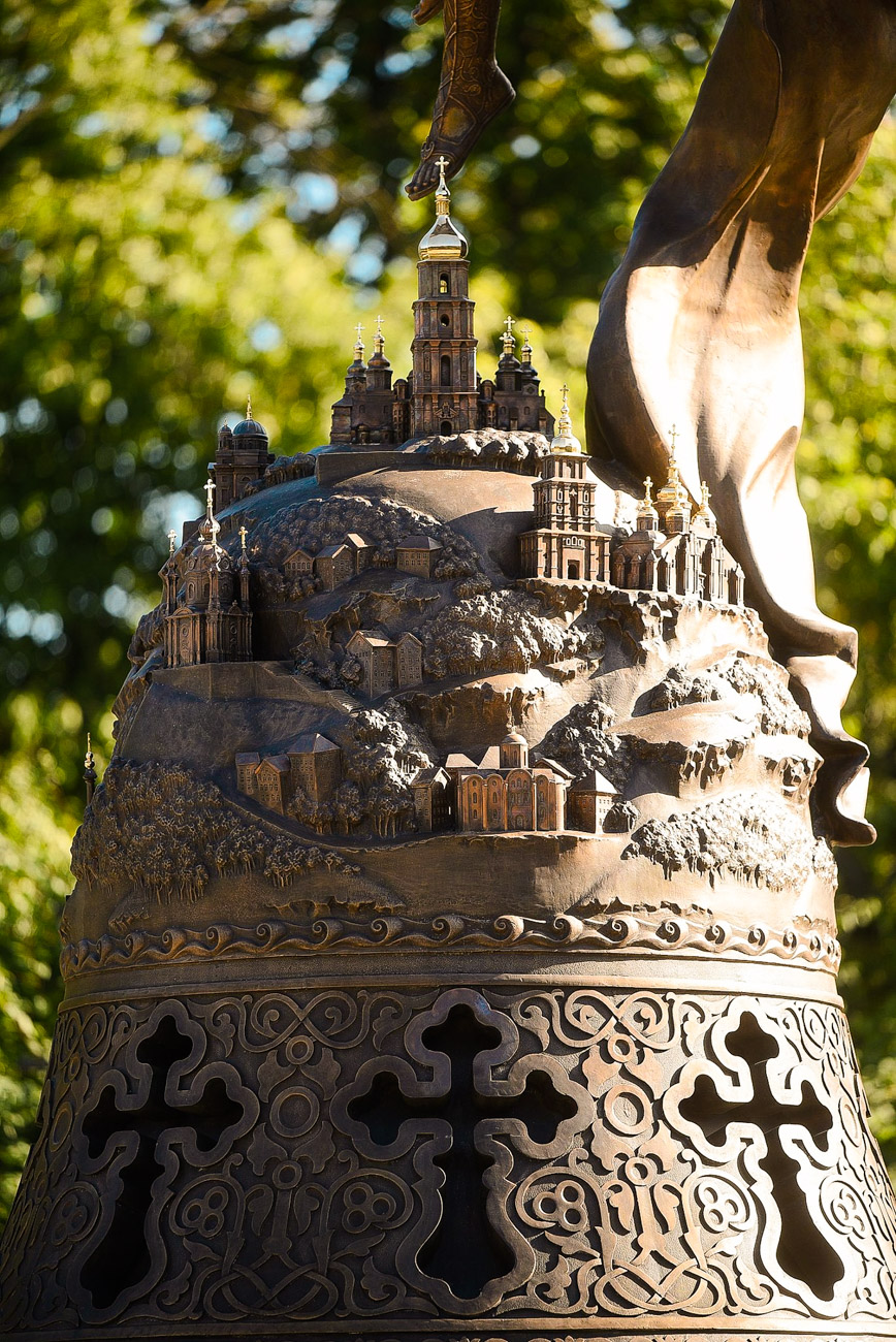 фонтан со скульптурой Архистратига Михаила в парке «Владимирская горка»
