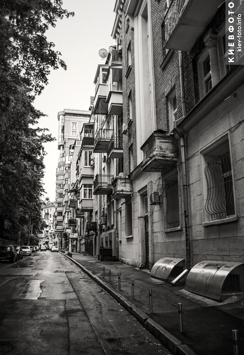 Улица Кропивницкого в черно-белых тонах