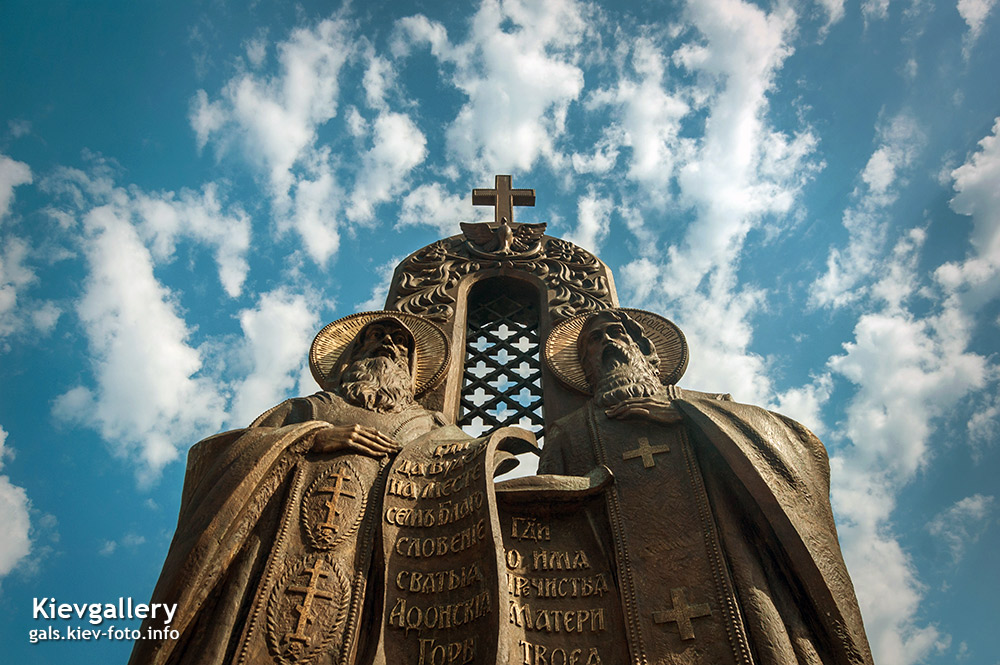 Памятник основателям Лавры - преподобным Антонию и Феодосию Печерским