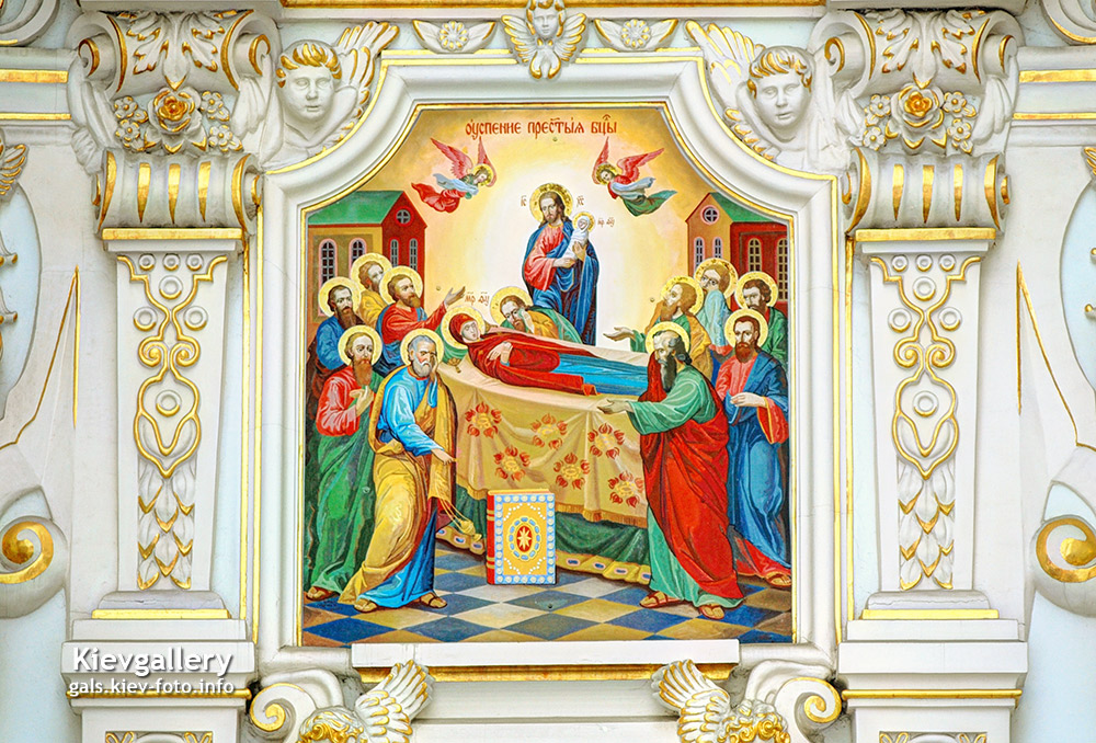 Икона Успения Богородицы на фасаде собора