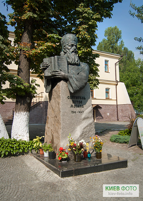Памятник митрополиту Петру Могиле (в Лавре)