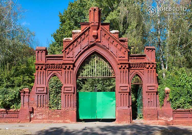 Лютеранские ворота Байкового кладбища