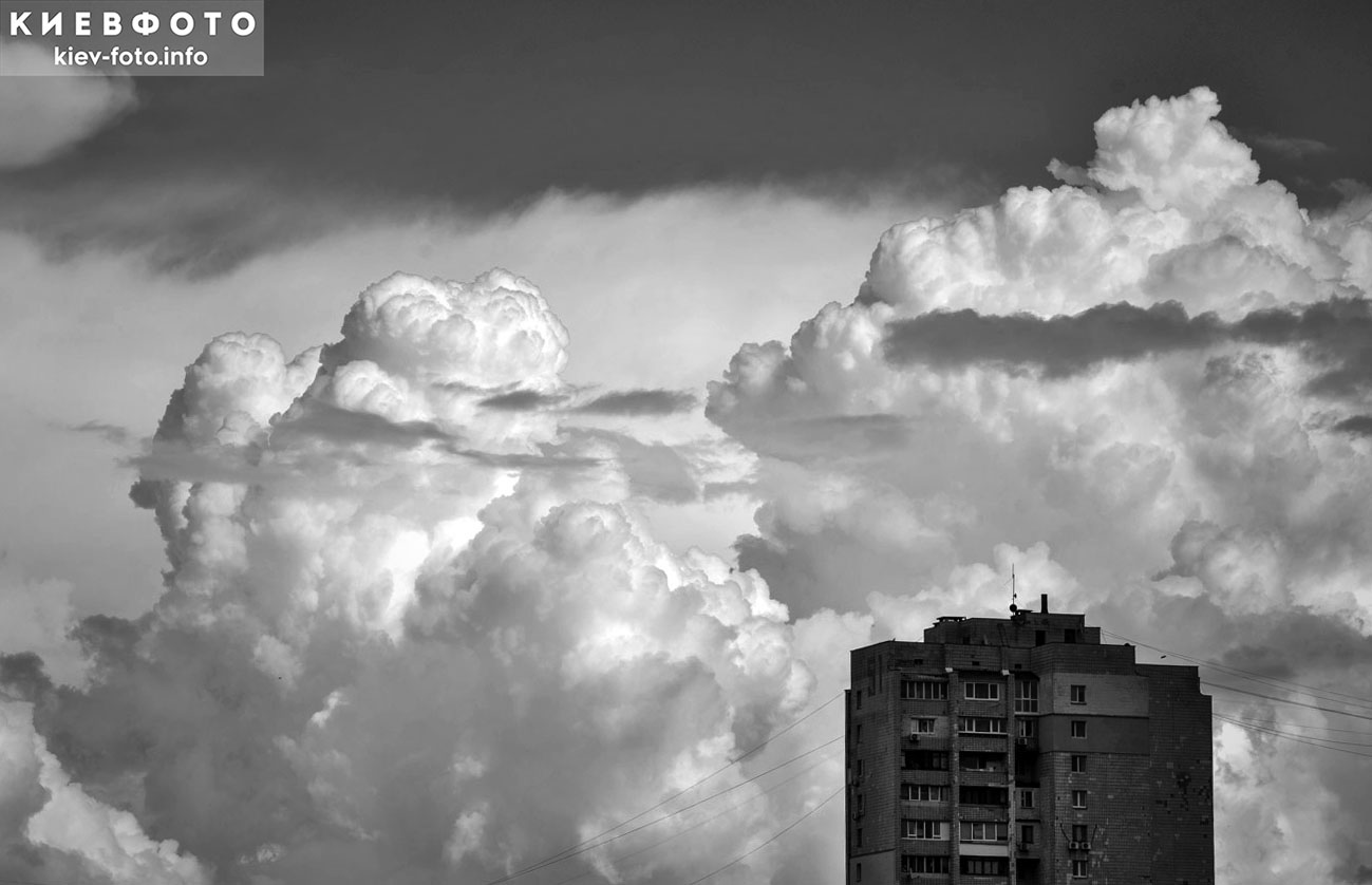 Большие облака над киевским небом (фото)