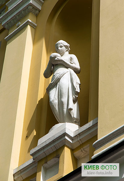 Скульптура женщины (Московская, 5)