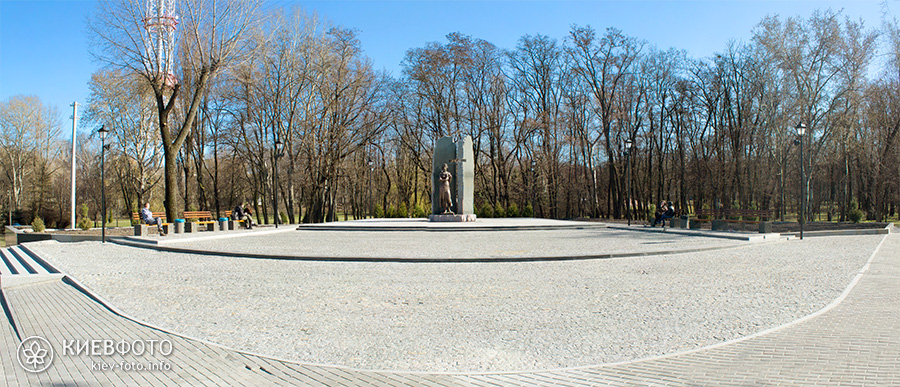 Памятник Елене Телиге в Бабьем Яру
