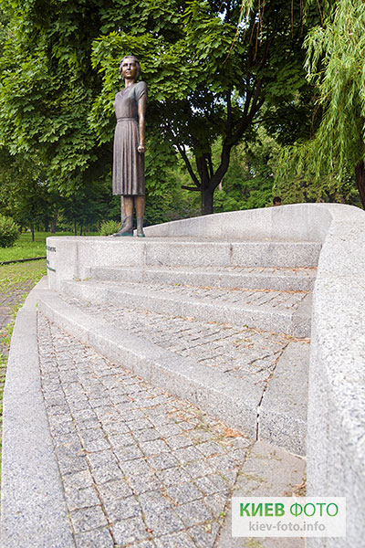 Памятник  Татьяне Маркус