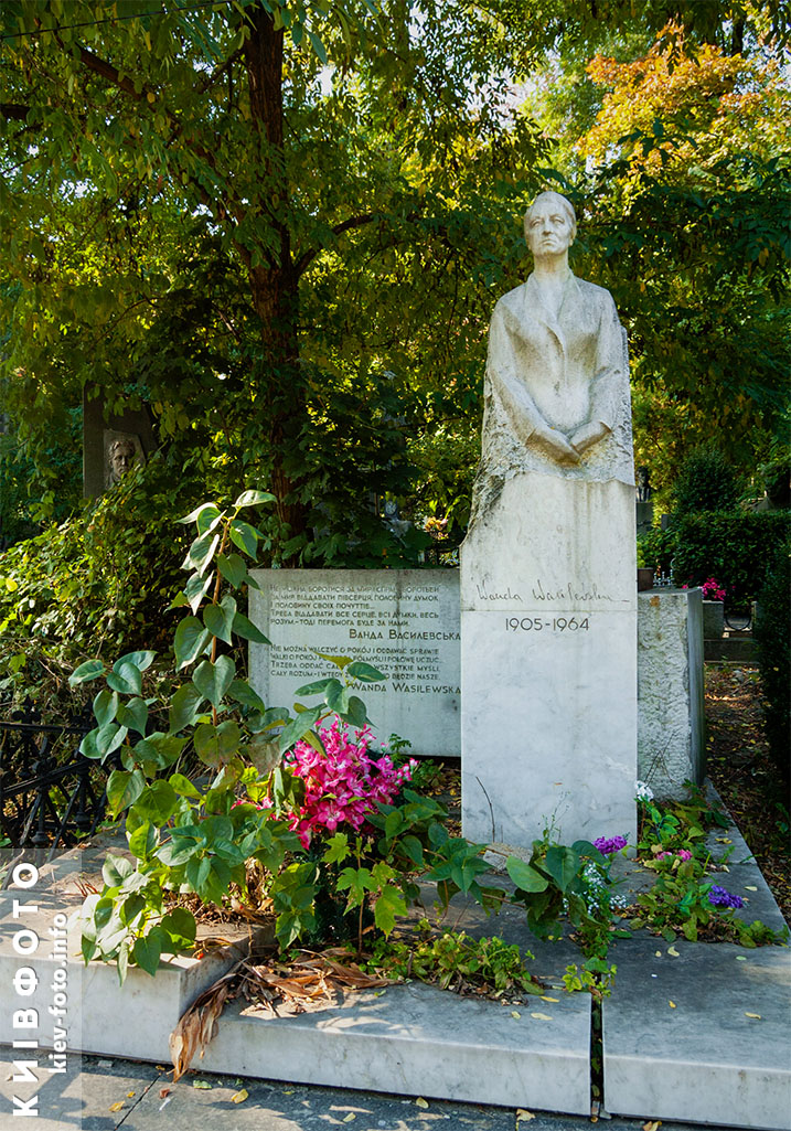 Надгробие на могиле Ванды Василевской