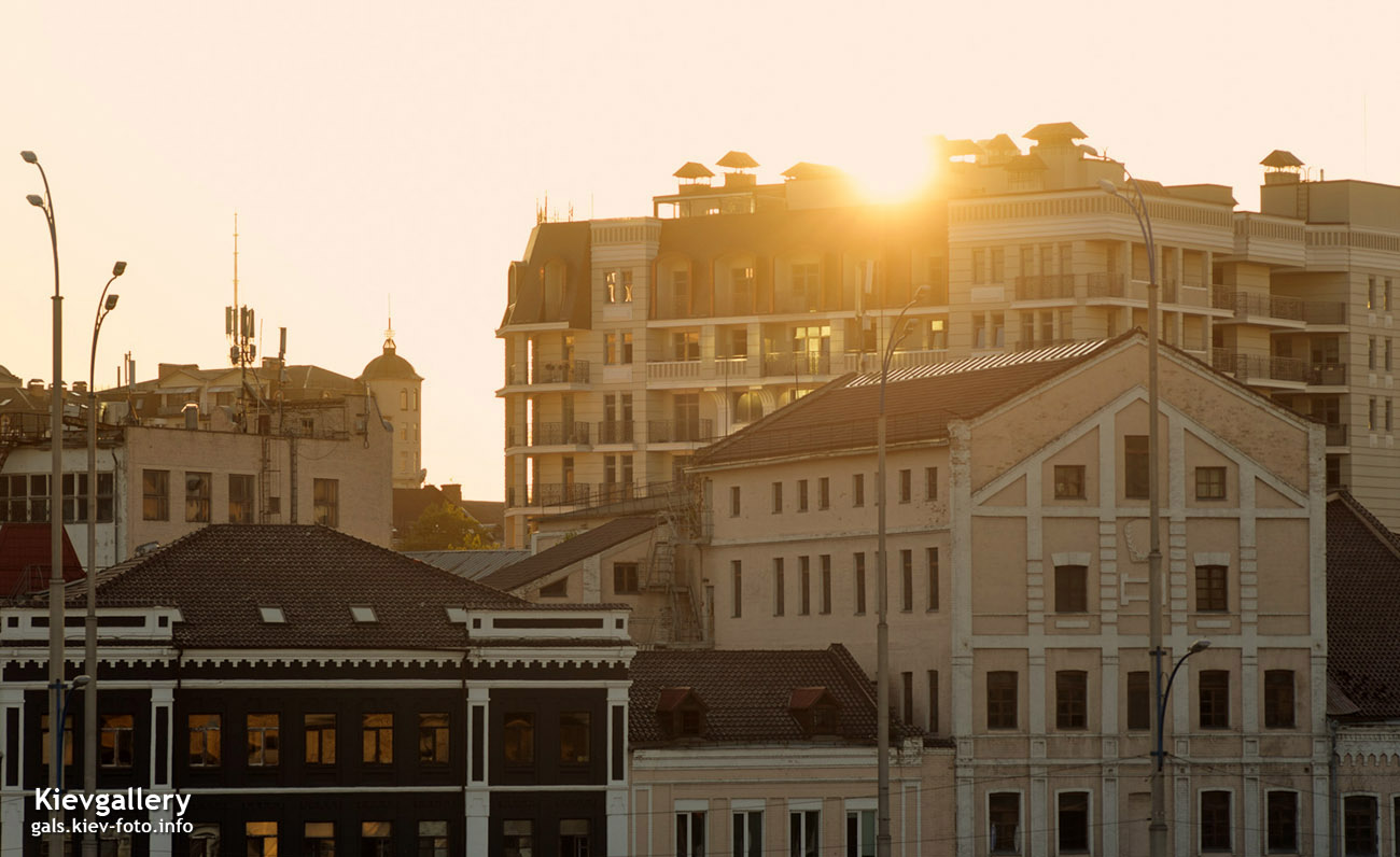 Летний вечер - над крышами подольских домов садится солнце. На фото изображены дома в районе улиц Набережно-Крещатицкая и Спасская.