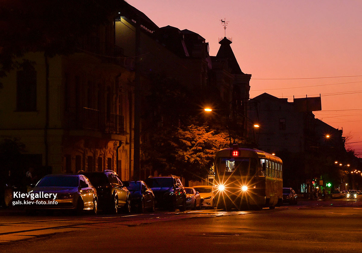 Вечерняя улица Константиновская - трамвай №12 направляется практически по ночному Подолу к конечной остановке на Контрактовой площади.