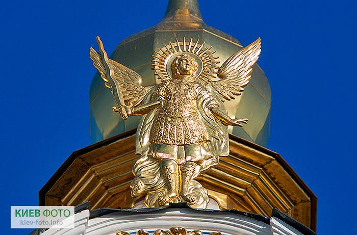 Скульптура архистратига Михаила на Михайловском соборе