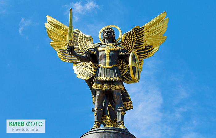 Фигура архангела Михаила над Лядскими воротами на Майдане Независимости