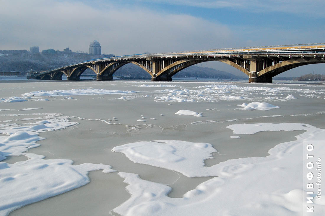 Заснеженный зимний гидропарк в Киеве фото