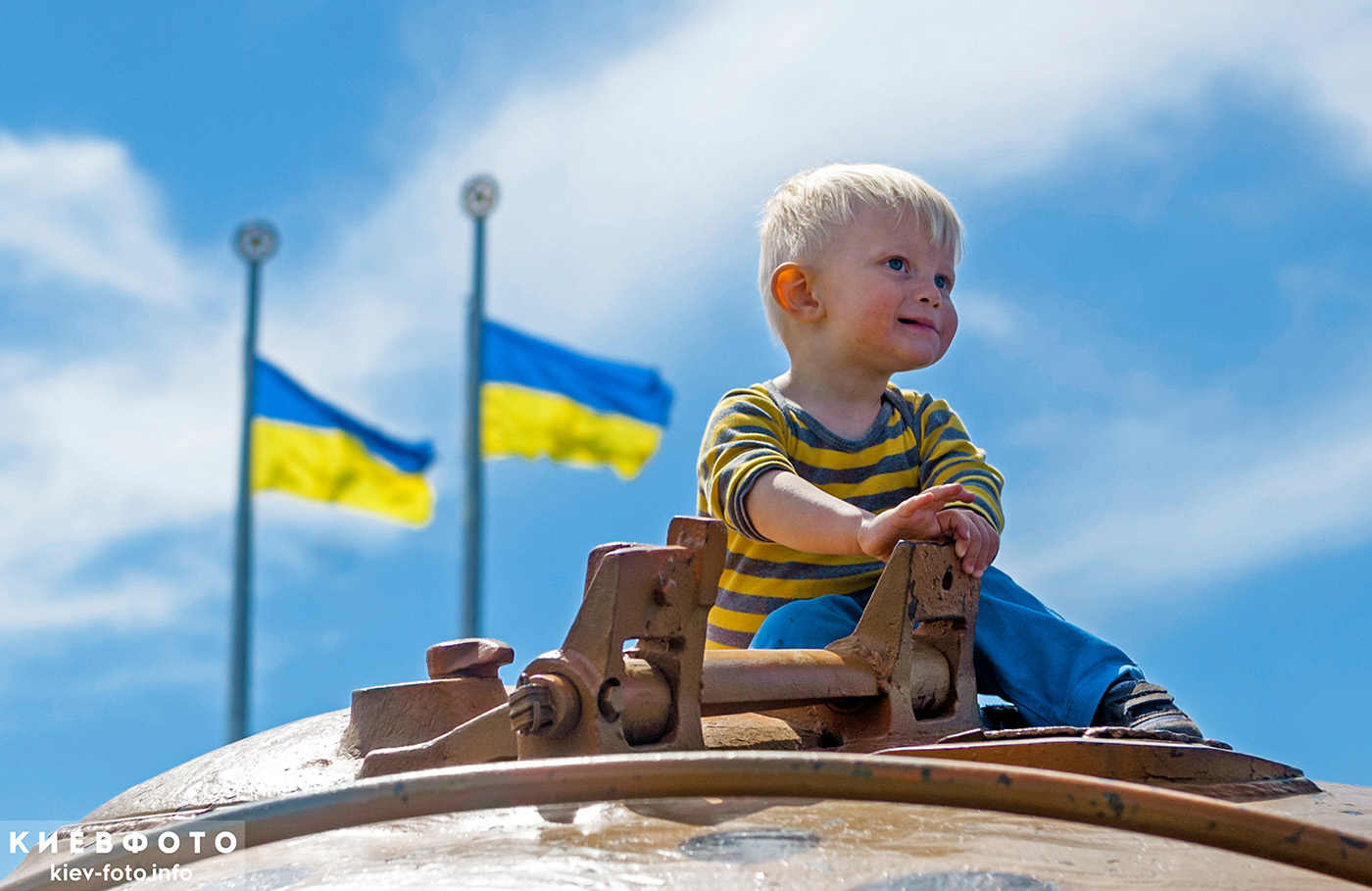 Украинские национальные цвета. Мальчик в Киеве