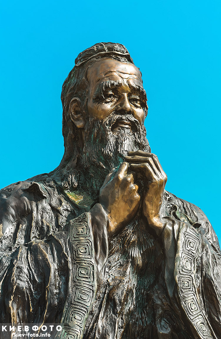Памятник Конфуцию в Киеве