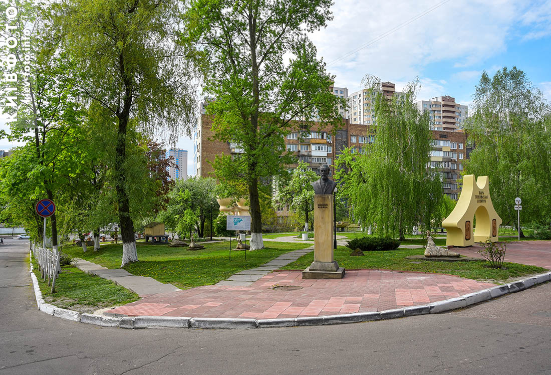 Памятник Викентию Хвойке на Демеевке