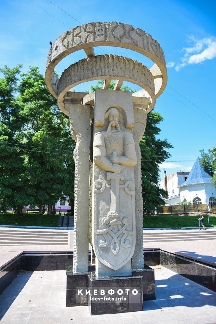 Памятник-фонтан правителям Киевской Руси в Вышгороде
