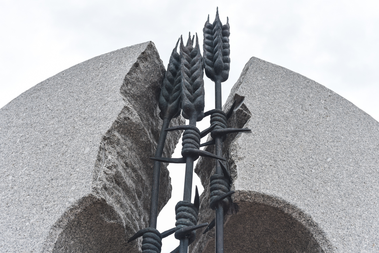 Памятник жертвам Голодомора в Вышгороде